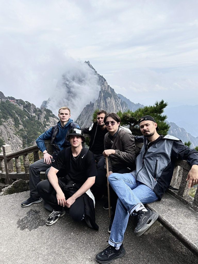 Tourists in Huangshan (Yellow Mountain)